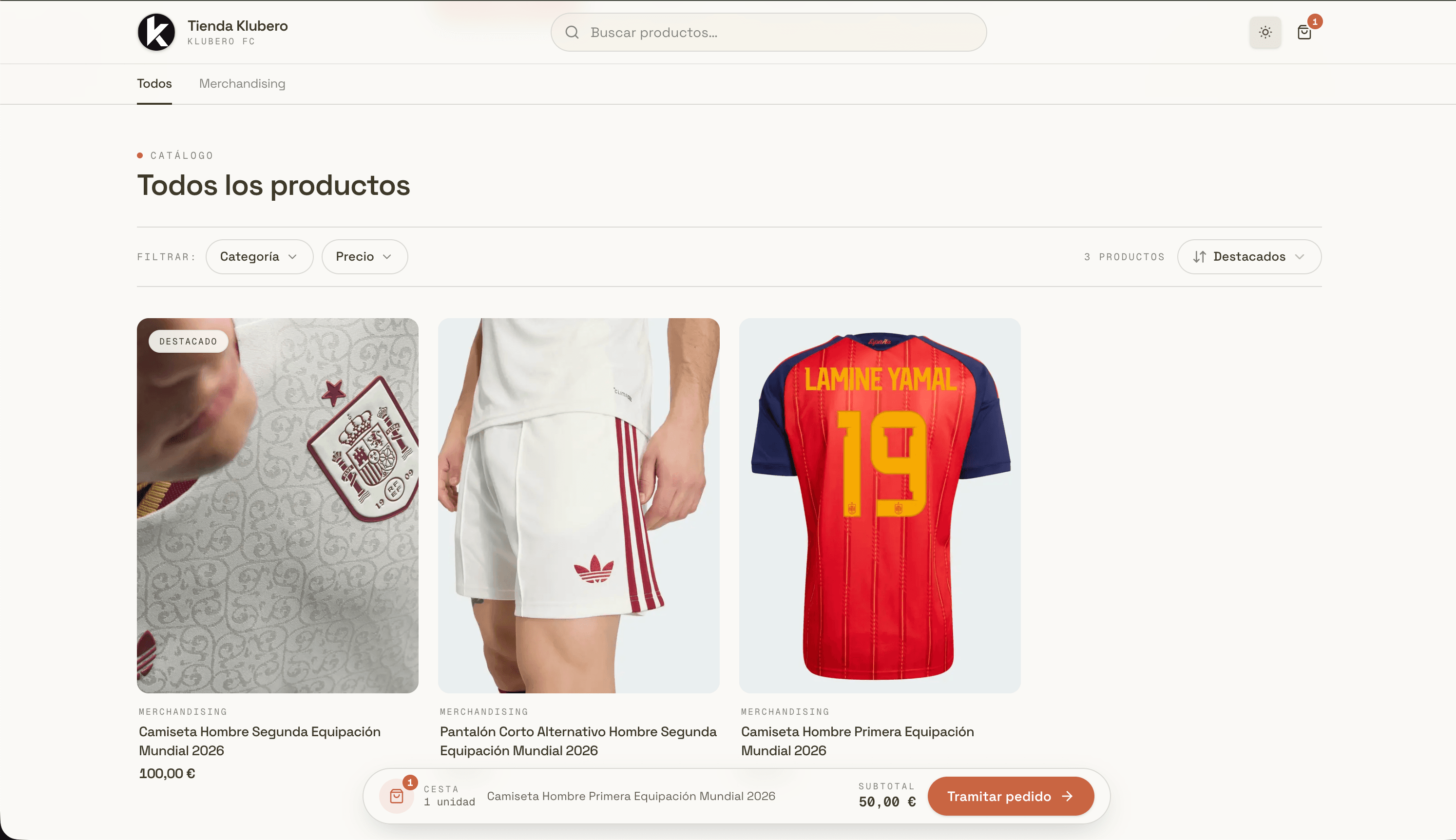 Tienda online pública de un club en Klubero con su catálogo de equipaciones y la barra de la cesta